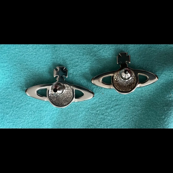 The Mini bas relief earrings - Picture 3 of 4